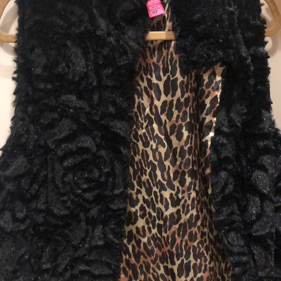 Betsy Johnson loversVintagefaux  fur-like vest embossed w black shimmery roses. - Picture 5 of 10